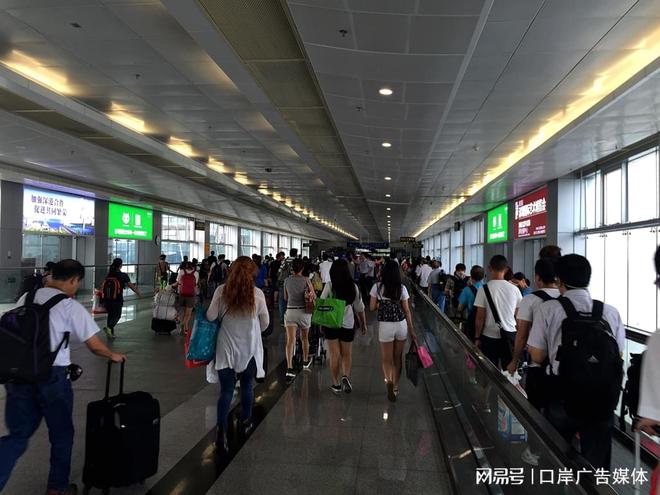 必经通道灯箱广告牌有哪些AYX爱游戏福田口岸入境(图2)