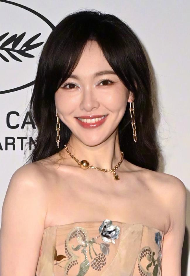 ！戛纳红毯生图：苹果肌下垂鱼尾纹能当眼线
