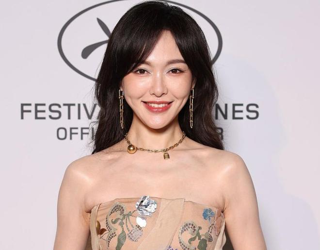 ！戛纳红毯生图：苹果肌下垂鱼尾纹能当眼线ayx爱游戏app41岁唐嫣断崖式衰老(图4)
